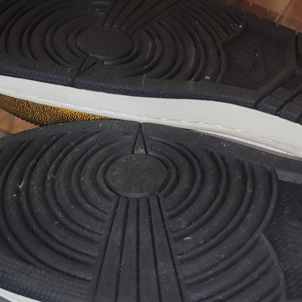 Authentic Jordan 1's Unisex Size: 12 W or 10.5 M - Picture 6 of 6